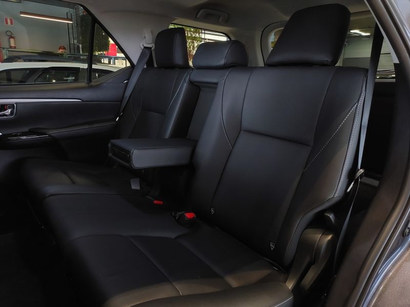 Toyota HILUX SW4 2.8 D-4D TURBO DIESEL SRX PLATINUM 4X4 AUTOMÁTICO 2024/2025 BETIOLO NOVOS E SEMINOVOS LAJEADO / Carros no Vale