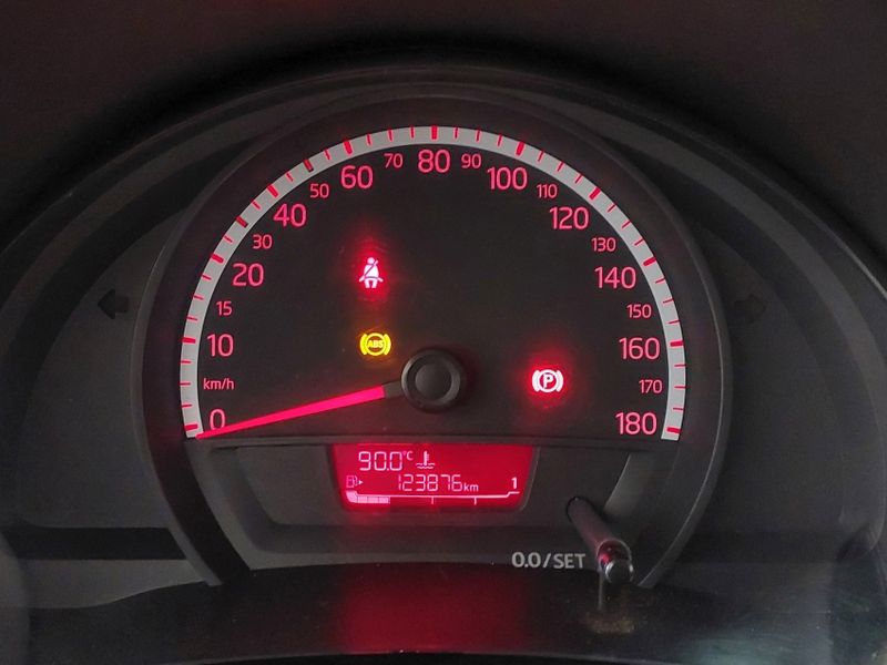 Volkswagen UP 1.0 MPI TAKE UP 12V FLEX 2P MANUAL 2016/2017 BETIOLO NOVOS E SEMINOVOS LAJEADO / Carros no Vale