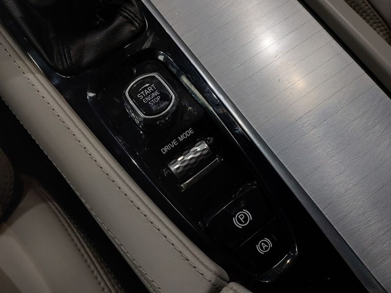 Volvo XC90 2.0 T6 GASOLINA MOMENTUM AWD GEARTRONIC 2018/2019 BETIOLO NOVOS E SEMINOVOS LAJEADO / Carros no Vale