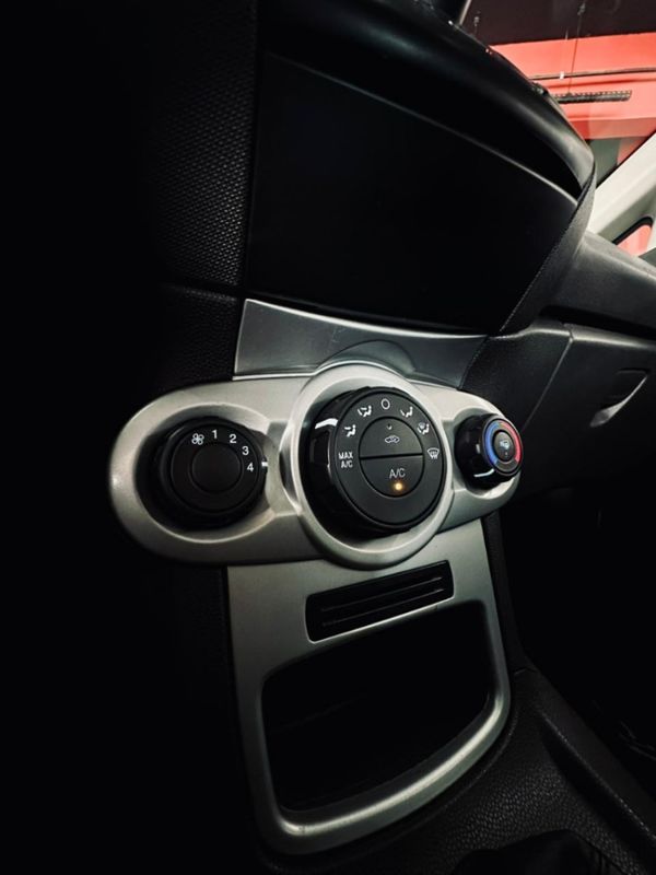 Ford FIESTA 1.6 TI-VCT FLEX SE MANUAL 2019/2019 CASTELLAN E TOMAZONI MOTORS CAXIAS DO SUL / Carros no Vale