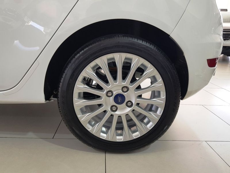 Ford FIESTA 1.6 TITANIUM HATCH 16V FLEX 4P POWERSHIFT 2014/2015 ADVANT AUTOMÓVEIS CAXIAS DO SUL / Carros no Vale