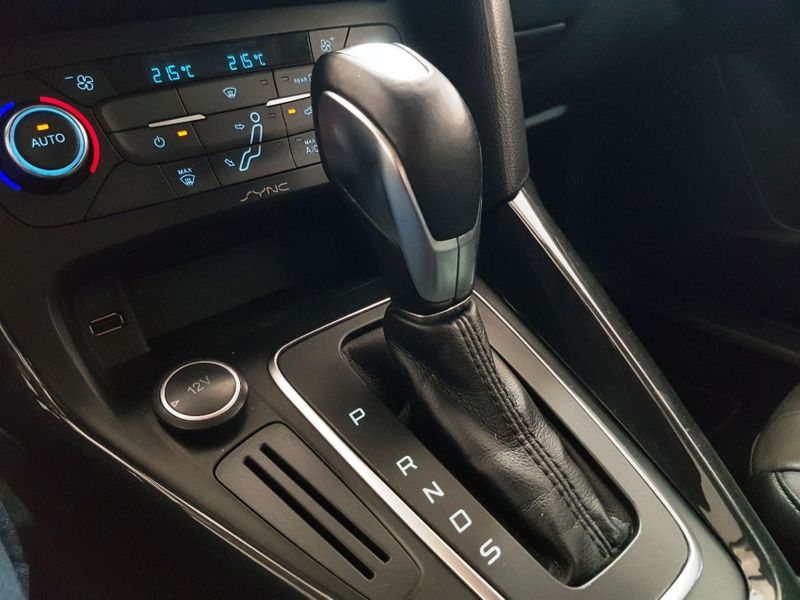 Ford FOCUS 2.0 TITANIUM 16V FLEX 4P POWERSHIFT 2015/2016 ADVANT AUTOMÓVEIS CAXIAS DO SUL / Carros no Vale