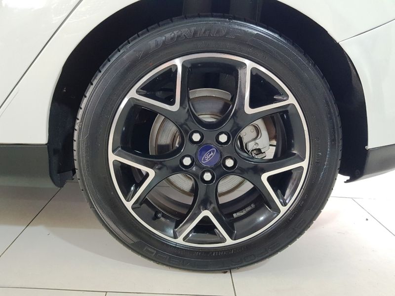 Ford FOCUS 2.0 TITANIUM PLUS 16V FLEX 4P POWERSHIFT 2014/2015 ADVANT AUTOMÓVEIS CAXIAS DO SUL / Carros no Vale