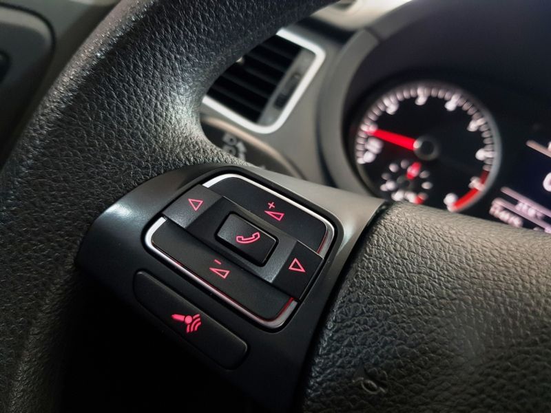 Volkswagen FOX 1.0 MI 8V FLEX 4P MANUAL 2013/2014 ADVANT AUTOMÓVEIS CAXIAS DO SUL / Carros no Vale