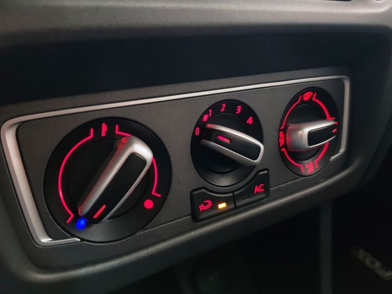 Volkswagen FOX 1.0 MI 8V FLEX 4P MANUAL 2013/2014 ADVANT AUTOMÓVEIS CAXIAS DO SUL / Carros no Vale