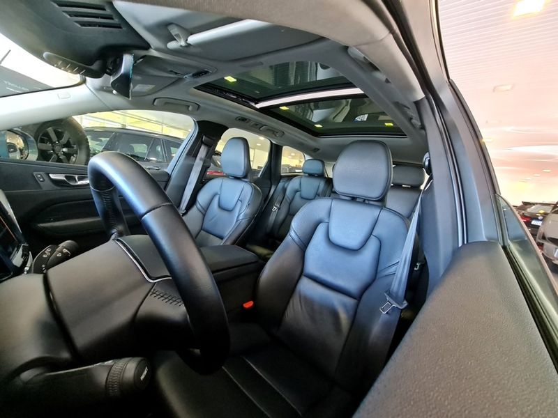 Volvo XC60 2.0 T8 HYBRID MOMENTUM AWD GEARTRONIC 2020/2021 CARRO DEZ NOVO HAMBURGO / Carros no Vale