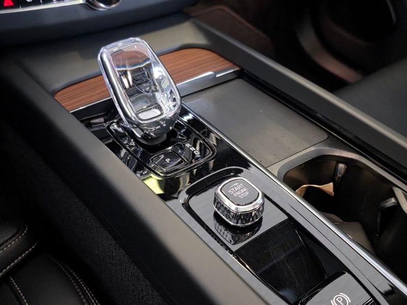 Volvo XC60 2.0 T8 RECHARGE ULTIMATE AWD GEARTRONIC 2023/2024 CARRO DEZ NOVO HAMBURGO / Carros no Vale