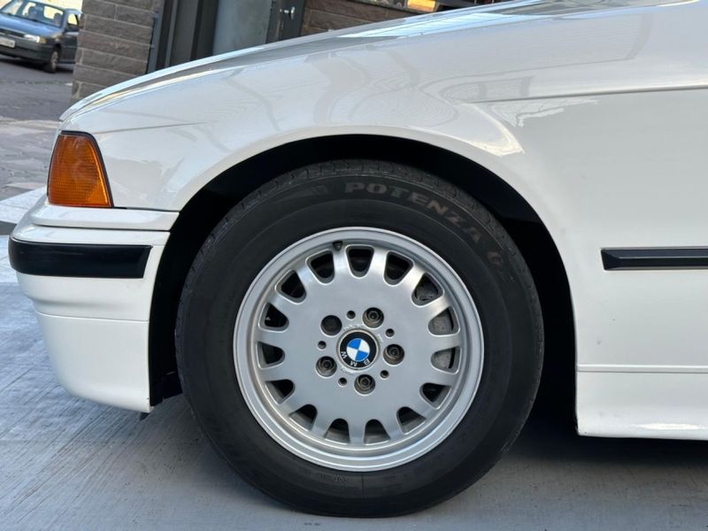 BMW 325i 2.5 SEDAN 24V GASOLINA 4P AUTOMÁTICO 1993/1993 CARRO AUTOMARCAS CAXIAS DO SUL / Carros no Vale