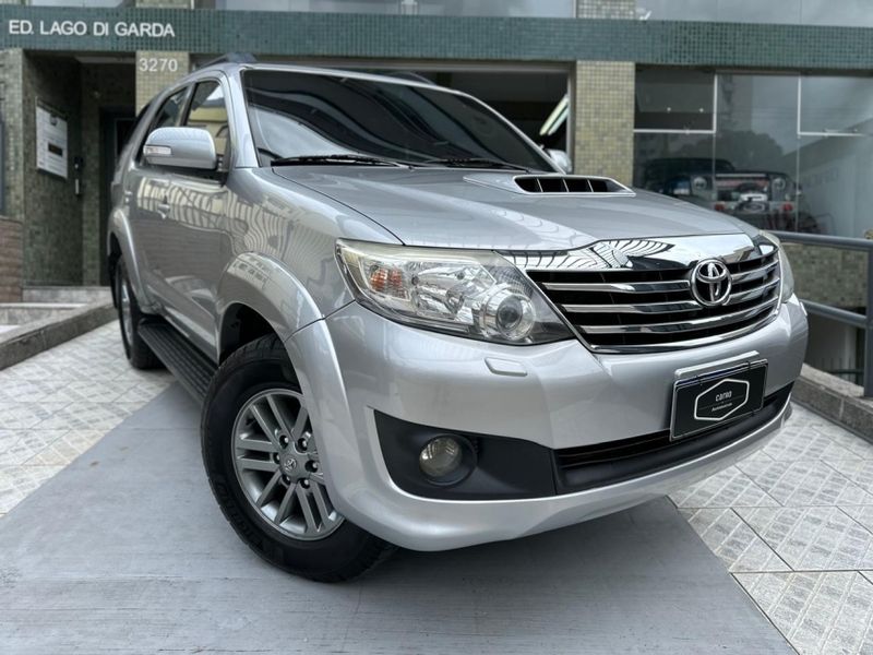 Toyota HILUX SW4 3.0 SRV 4X4 16V TURBO INTERCOOLER DIESEL 4P AUTOMÁTICO 2014/2015 CARRO AUTOMARCAS CAXIAS DO SUL / Carros no Vale Toyota HILUX SW4 3.0 SRV 4X4 16V TURBO INTERCOOLER DIESEL 4P AUTOMÁTICO 2014/2015 CARRO AUTOMARCAS CAXIAS DO SUL / Carros no Vale