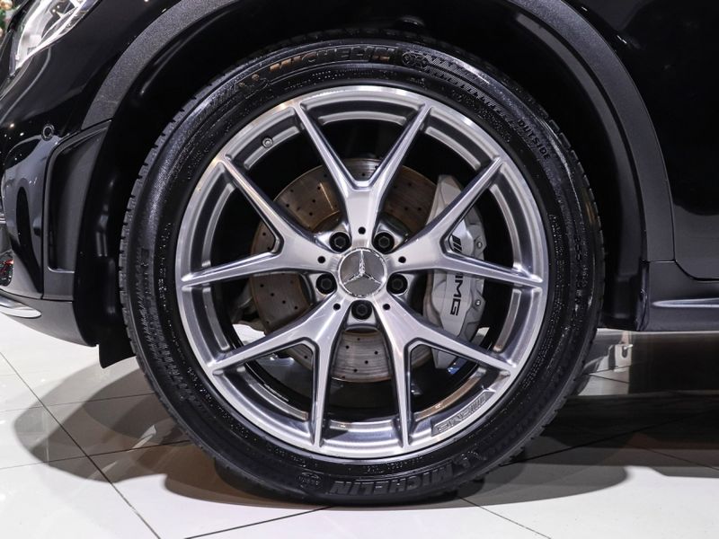 Mercedes-Benz GLC 43 AMG 3.0 V6 GASOLINA 4MATIC 9G-TRONIC 2021/2022 VIA BELLA VEÍCULOS ESPECIAIS CAXIAS DO SUL / Carros no Vale