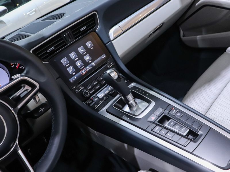 Porsche 911 3.0 24V H6 GASOLINA CARRERA CABRIOLET PDK 2017/2017 VIA BELLA VEÍCULOS ESPECIAIS CAXIAS DO SUL / Carros no Vale