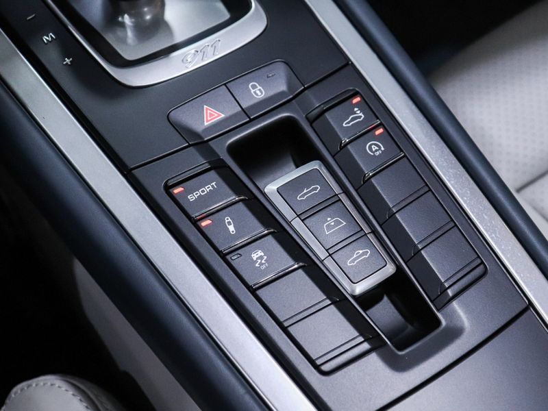 Porsche 911 3.0 24V H6 GASOLINA CARRERA CABRIOLET PDK 2017/2017 VIA BELLA VEÍCULOS ESPECIAIS CAXIAS DO SUL / Carros no Vale