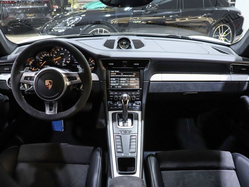 Porsche 911 3.8 GT3 6 CILINDROS 24V GASOLINA 2P AUTOMÁTICO 2014/2014 VIA BELLA VEÍCULOS ESPECIAIS CAXIAS DO SUL / Carros no Vale