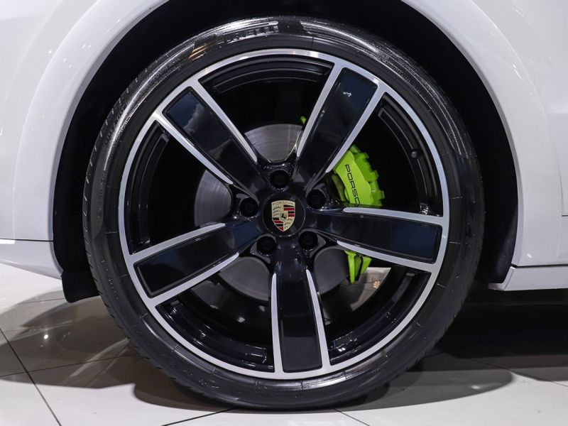 Porsche CAYENNE 3.0 V6 E-HYBRID PLATINUM EDITION AWD TIPTRONIC S 2022/2023 VIA BELLA VEÍCULOS ESPECIAIS CAXIAS DO SUL / Carros no Vale