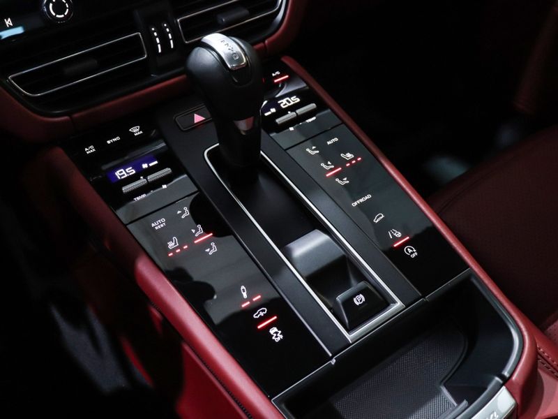 Porsche MACAN 2.0 TURBO GASOLINA T PDK 2022/2023 VIA BELLA VEÍCULOS ESPECIAIS CAXIAS DO SUL / Carros no Vale