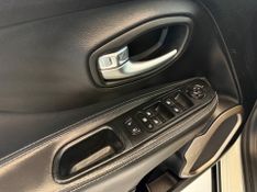 Jeep Renegade Longitude 1.8 2015/2016 COVEL VEICULOS ENCANTADO / Carros no Vale