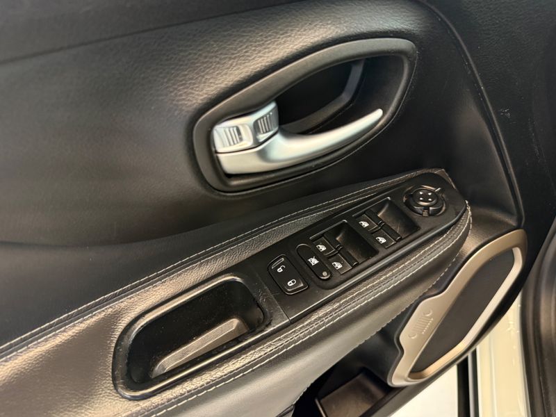 Jeep Renegade Longitude 1.8 2015/2016 COVEL VEICULOS ENCANTADO / Carros no Vale