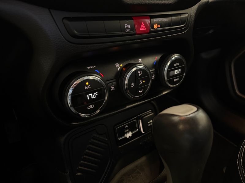 Jeep Renegade Longitude 1.8 2015/2016 COVEL VEICULOS ENCANTADO / Carros no Vale