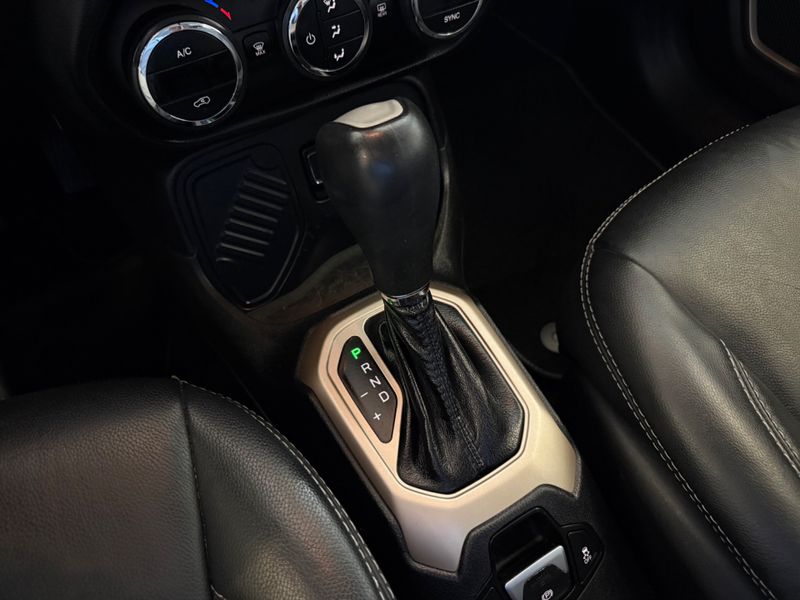 Jeep Renegade Longitude 1.8 2015/2016 COVEL VEICULOS ENCANTADO / Carros no Vale