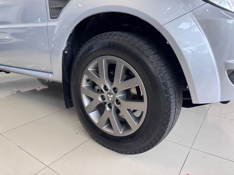 Mitsubishi Pajero Tr4 Fl 2wd Hp 2013/2013 COVEL VEICULOS ENCANTADO / Carros no Vale
