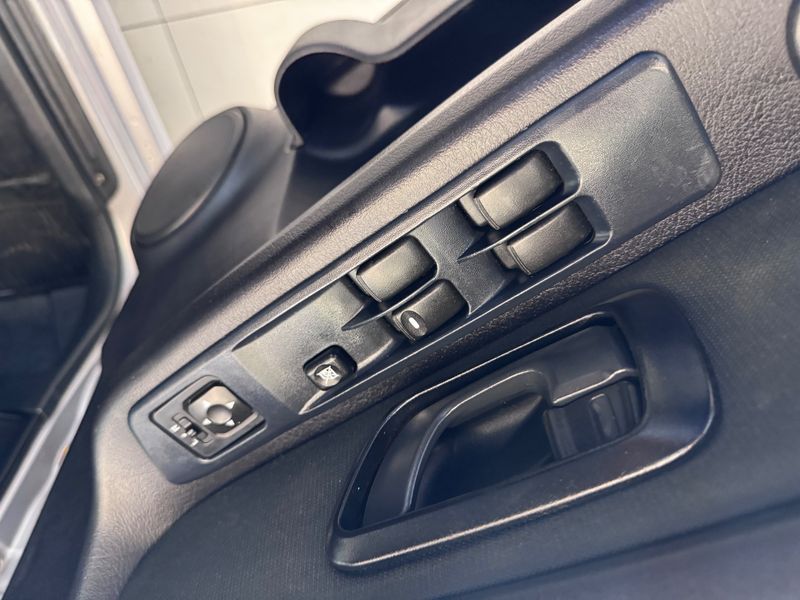 Mitsubishi Pajero Tr4 Fl 2wd Hp 2013/2013 COVEL VEICULOS ENCANTADO / Carros no Vale