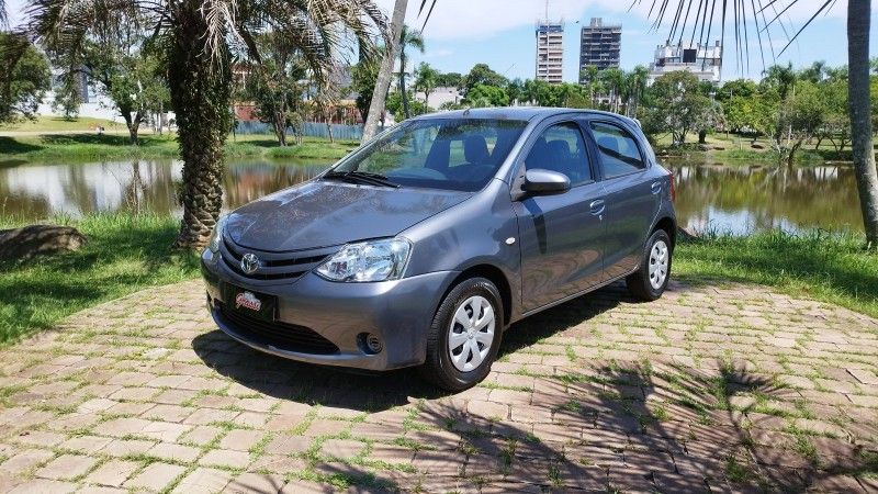 Toyota ETIOS XS 1.5 2014 GRASSI VEÍCULOS LAJEADO / Carros no Vale