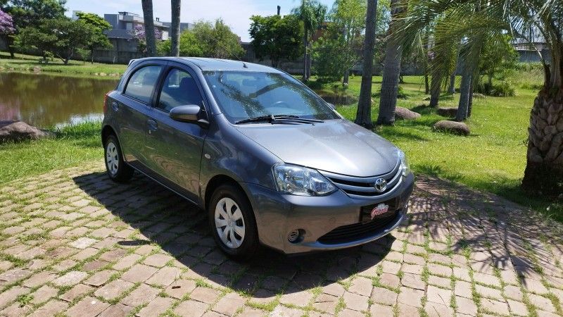 Toyota ETIOS XS 1.5 2014 GRASSI VEÍCULOS LAJEADO / Carros no Vale