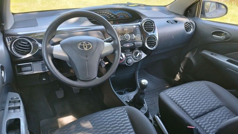 Toyota ETIOS XS 1.5 2014 GRASSI VEÍCULOS LAJEADO / Carros no Vale