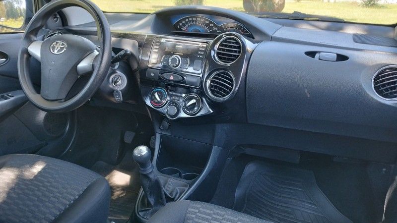 Toyota ETIOS XS 1.5 2014 GRASSI VEÍCULOS LAJEADO / Carros no Vale
