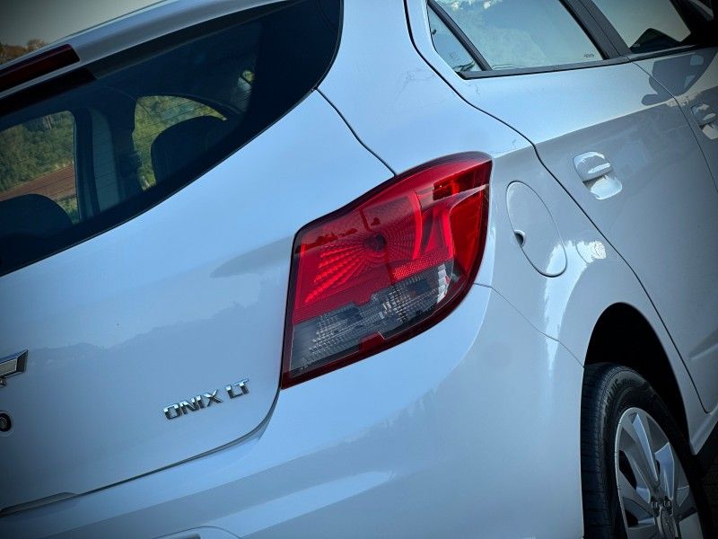 Chevrolet ONIX LT 1.4 2013 NEUMANN VEÍCULOS ARROIO DO MEIO / Carros no Vale