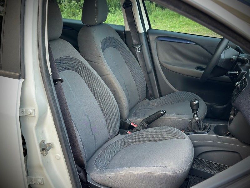 Fiat PUNTO ATTRACTIVE 1.4 2014 NEUMANN VEÍCULOS ARROIO DO MEIO / Carros no Vale