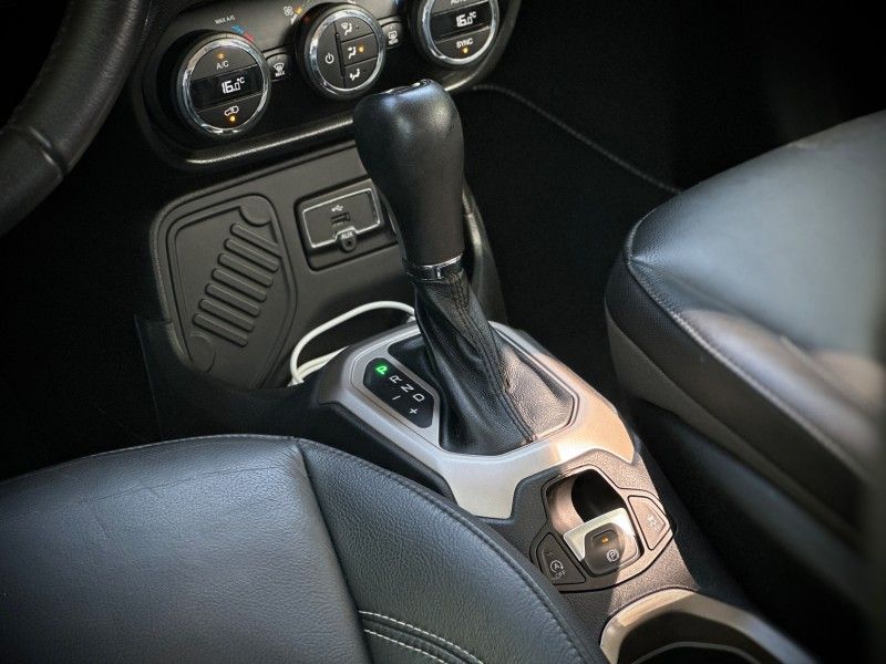 Jeep RENEGADE LIMITED 1.8 2017 NEUMANN VEÍCULOS ARROIO DO MEIO / Carros no Vale Jeep RENEGADE LIMITED 1.8 2017 NEUMANN VEÍCULOS ARROIO DO MEIO / Carros no Vale