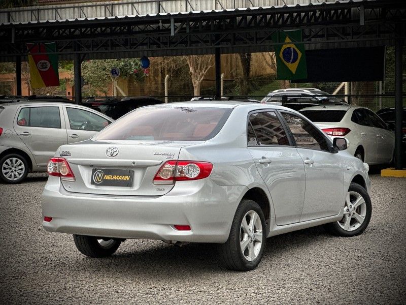 Toyota COROLLA XEi 2.0 2014 NEUMANN VEÍCULOS ARROIO DO MEIO / Carros no Vale