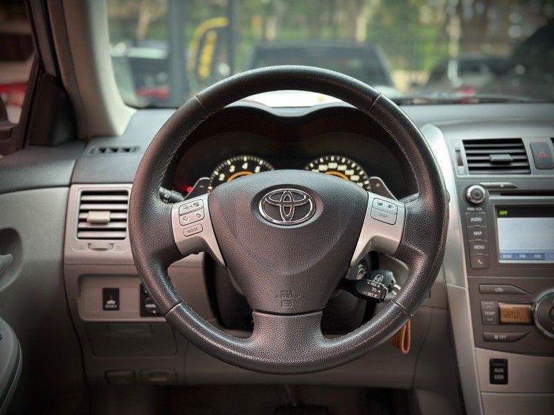 Toyota COROLLA XEi 2.0 2014 NEUMANN VEÍCULOS ARROIO DO MEIO / Carros no Vale