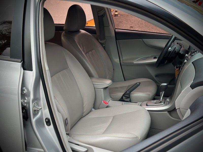 Toyota COROLLA XEi 2.0 2014 NEUMANN VEÍCULOS ARROIO DO MEIO / Carros no Vale