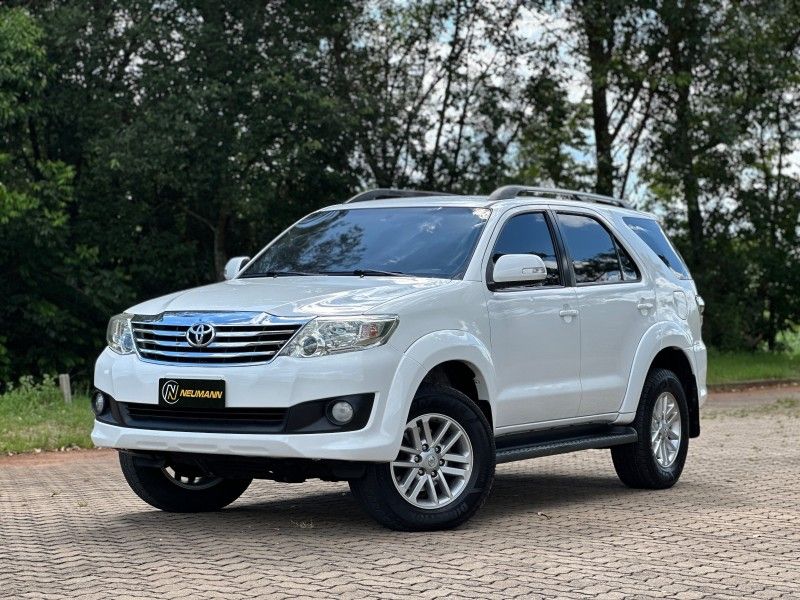 Toyota HILUX SW4 SR 2.7 2015 NEUMANN VEÍCULOS ARROIO DO MEIO / Carros no Vale Toyota HILUX SW4 SR 2.7 2015 NEUMANN VEÍCULOS ARROIO DO MEIO / Carros no Vale