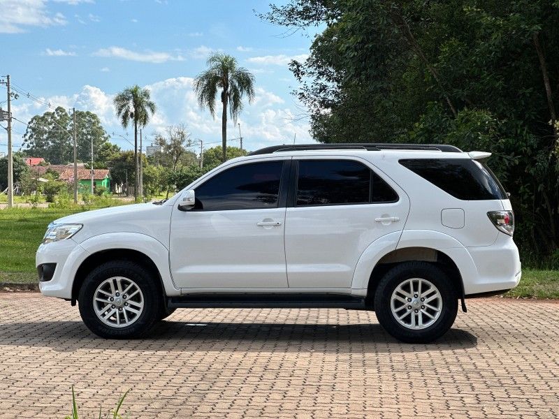 Toyota HILUX SW4 SR 2.7 2015 NEUMANN VEÍCULOS ARROIO DO MEIO / Carros no Vale Toyota HILUX SW4 SR 2.7 2015 NEUMANN VEÍCULOS ARROIO DO MEIO / Carros no Vale