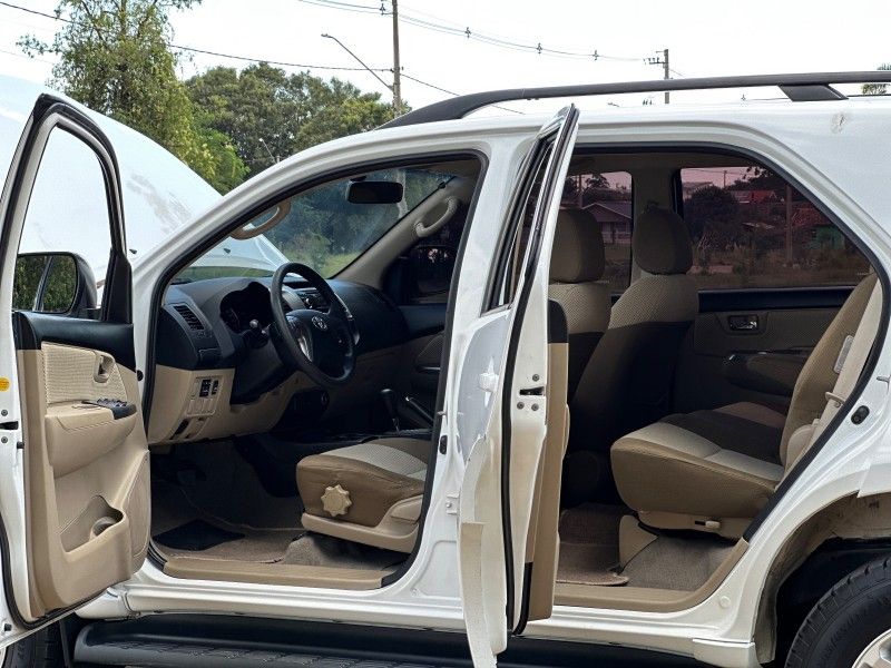 Toyota HILUX SW4 SR 2.7 2015 NEUMANN VEÍCULOS ARROIO DO MEIO / Carros no Vale Toyota HILUX SW4 SR 2.7 2015 NEUMANN VEÍCULOS ARROIO DO MEIO / Carros no Vale