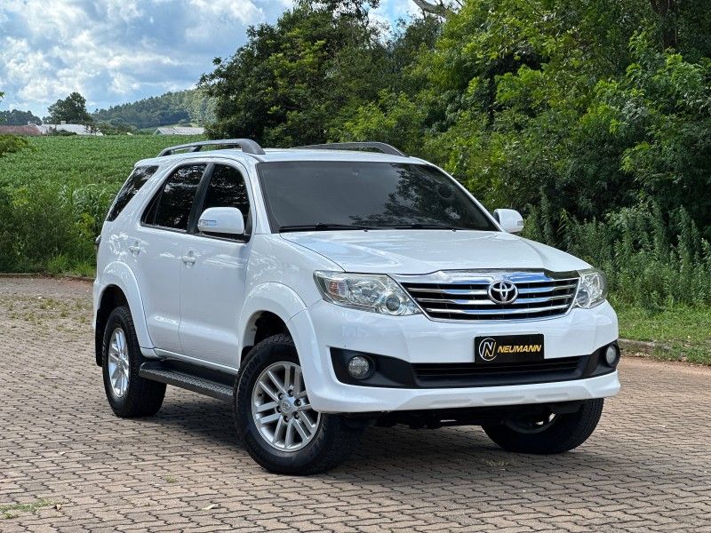 Toyota HILUX SW4 SR 2.7 2015 NEUMANN VEÍCULOS ARROIO DO MEIO / Carros no Vale Toyota HILUX SW4 SR 2.7 2015 NEUMANN VEÍCULOS ARROIO DO MEIO / Carros no Vale