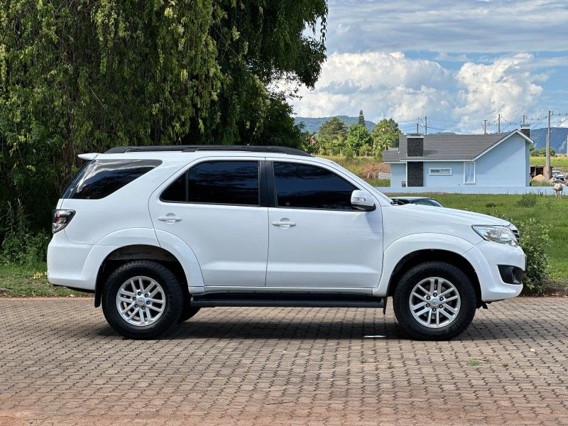 Toyota HILUX SW4 SR 2.7 2015 NEUMANN VEÍCULOS ARROIO DO MEIO / Carros no Vale Toyota HILUX SW4 SR 2.7 2015 NEUMANN VEÍCULOS ARROIO DO MEIO / Carros no Vale