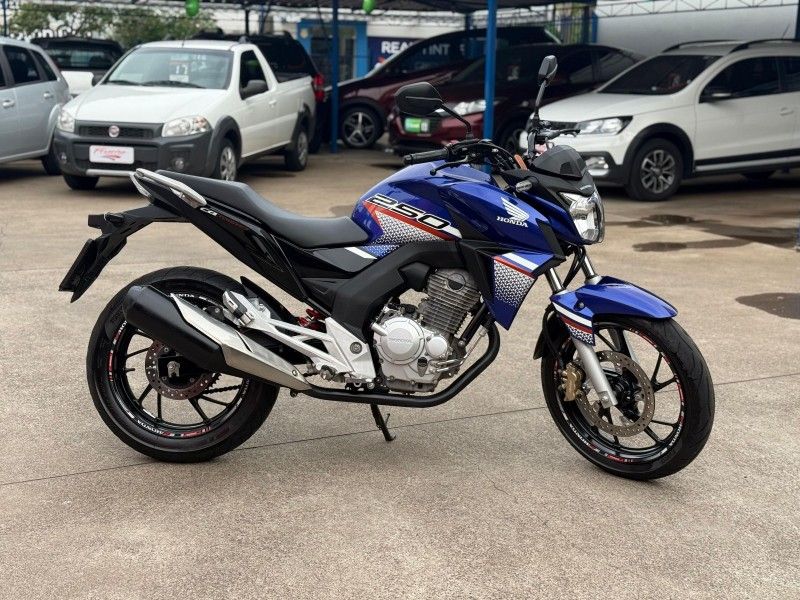 Honda Motos CB 250F TWISTER 2022 FERREIRA VEÍCULOS VENÂNCIO AIRES / Carros no Vale