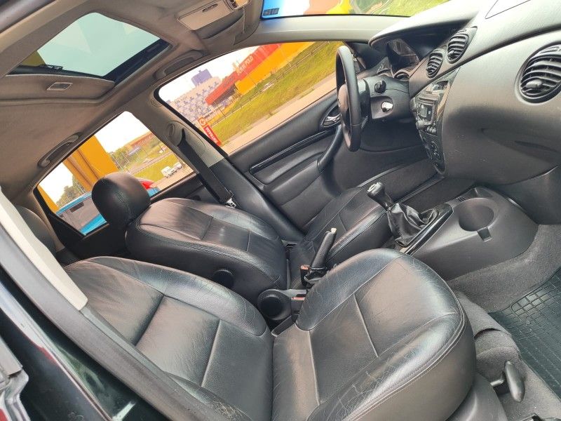 FORD FOCUS 2.0 GHIA 16V 2005/2006 HUBNER MULTIMARCAS FARROUPILHA / Carros no Vale