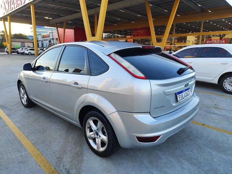 FORD FOCUS 2.0 GLX 16V 2011/2011 HUBNER MULTIMARCAS FARROUPILHA / Carros no Vale
