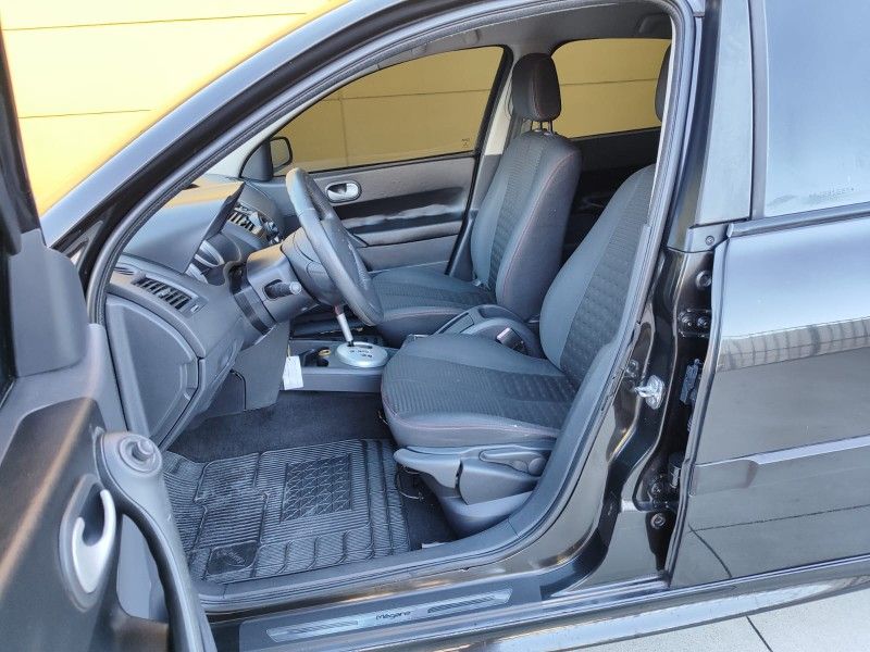RENAULT MÉGANE 2.0 EXPRESSION SEDAN 16V 2010/2010 HUBNER MULTIMARCAS FARROUPILHA / Carros no Vale