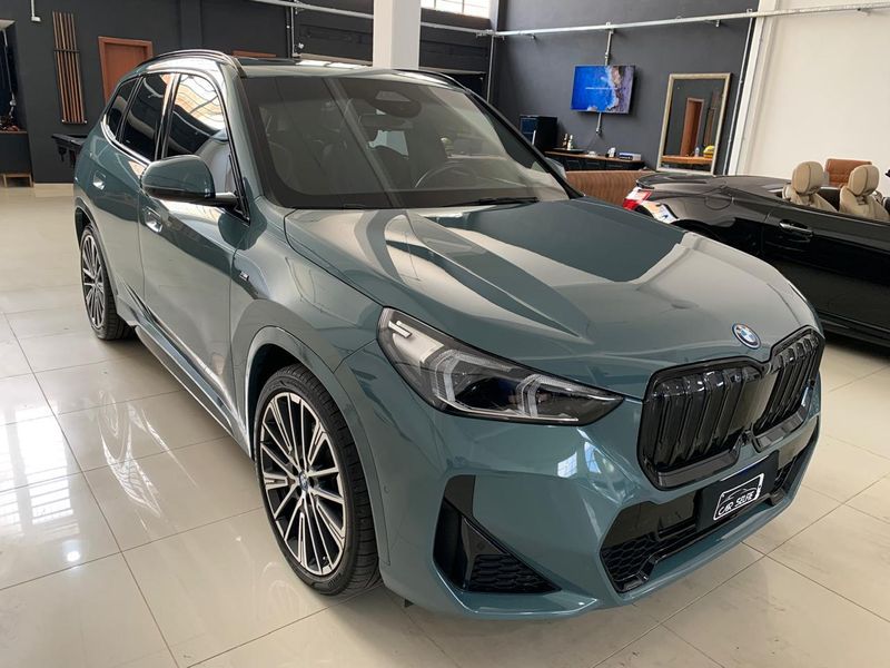 BMW IX1 ELÉTRICO XDRIVE30 M SPORT 2023/2024 FÁBIO BERNARDES PORTO ALEGRE / Carros no Vale