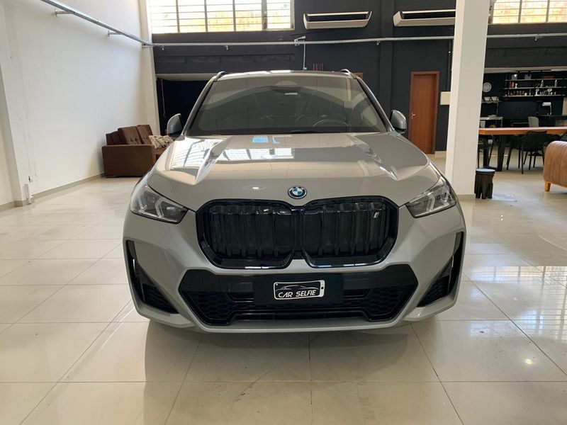 BMW IX1 ELÉTRICO XDRIVE30 M SPORT 2023/2024 FÁBIO BERNARDES PORTO ALEGRE / Carros no Vale