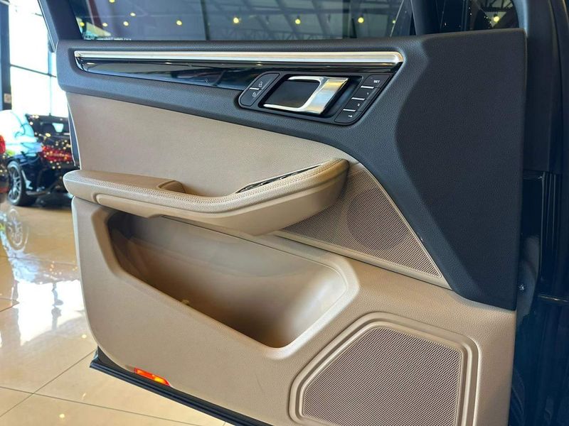 Porsche Macan 2.0 Turbo 2021/2022 CONCEPT MOTORS PASSO FUNDO / Carros no Vale