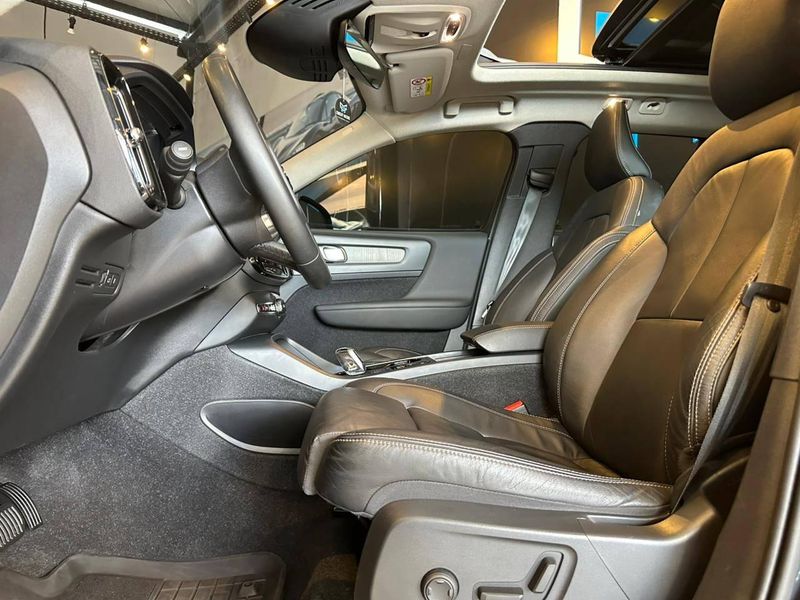 Volvo XC40 T-5 INSCRIPTION 1.5 FWD (HÃ­brido) 2021/2022 CONCEPT MOTORS PASSO FUNDO / Carros no Vale