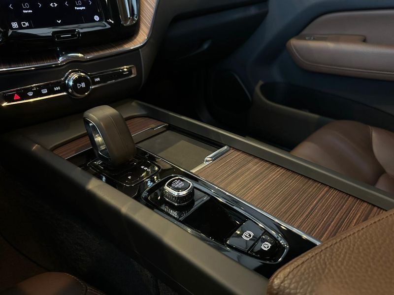 Volvo XC60 T-8 INSC EXPRESS 2.0 (HÃ­brido) 2021/2022 CONCEPT MOTORS PASSO FUNDO / Carros no Vale