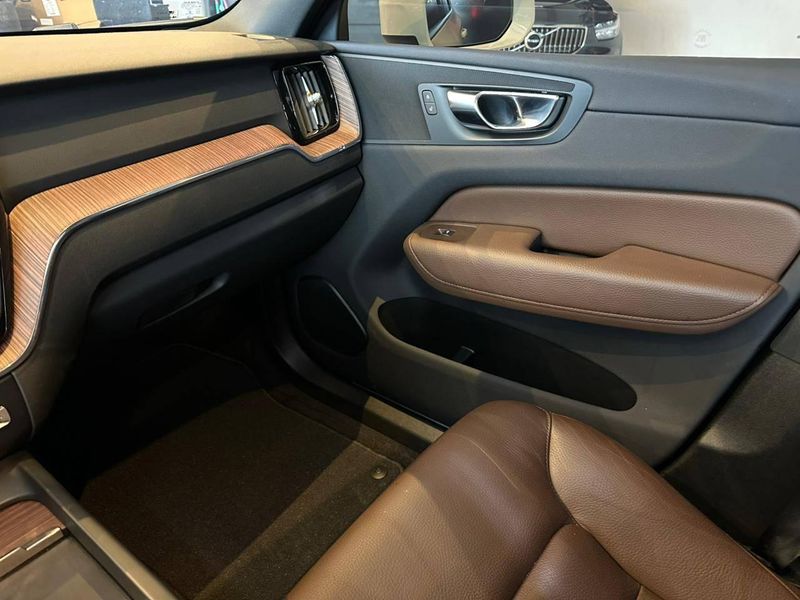 Volvo XC60 T-8 INSC EXPRESS 2.0 (HÃ­brido) 2021/2022 CONCEPT MOTORS PASSO FUNDO / Carros no Vale